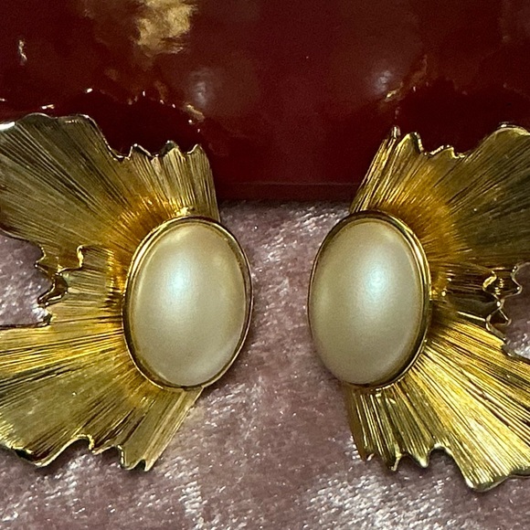 Elegant Vintage Gold and Cream Earrings - Picture 4 of 4